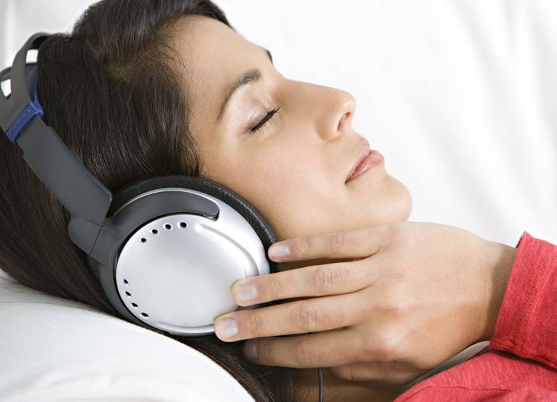 Можно ли спать в наушниках с музыкой