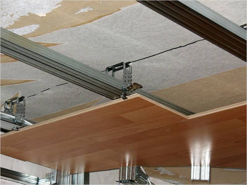 Как крепить ламинат на потолок: монтаж своими руками + фото в интерьере