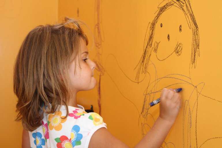 Что делать, если ребенок рисует на стенах