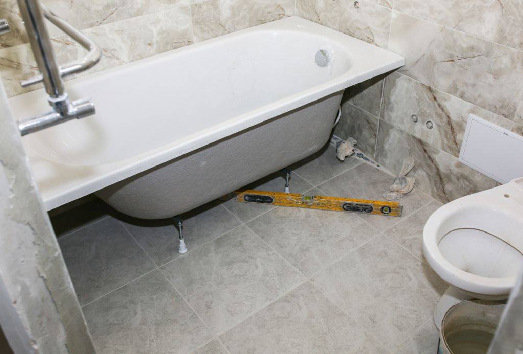 Установка ванны в ванной комнате своими руками: видео демонтаж акриловой, стальной или чугунной ванны