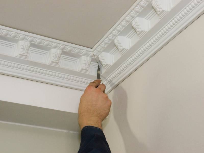 Плинтус для натяжного потолка — виды и монтаж декоративной каймы на потолочную поверхность