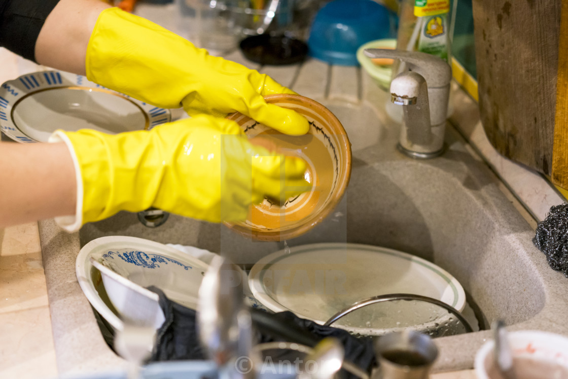 Почему нельзя мыть посуду в перчатках? - онлайн журнал "жизнь и работа"