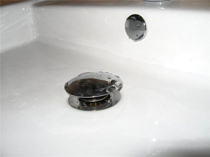 Что делать если пробка в ванной пропускает воду?