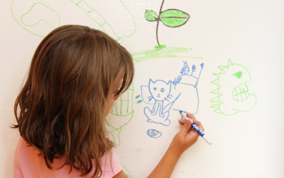 Ребенок рисует на обоях — что делать?