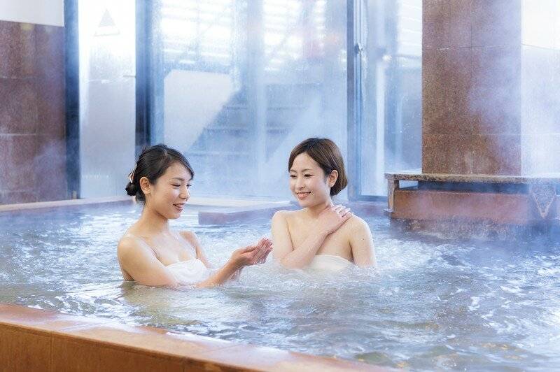 Почему японцы принимают душ перед ванной — особенности ванны по-японски