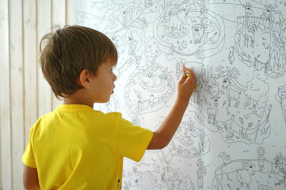 Как уберечь обои, если дети рисуют на стене