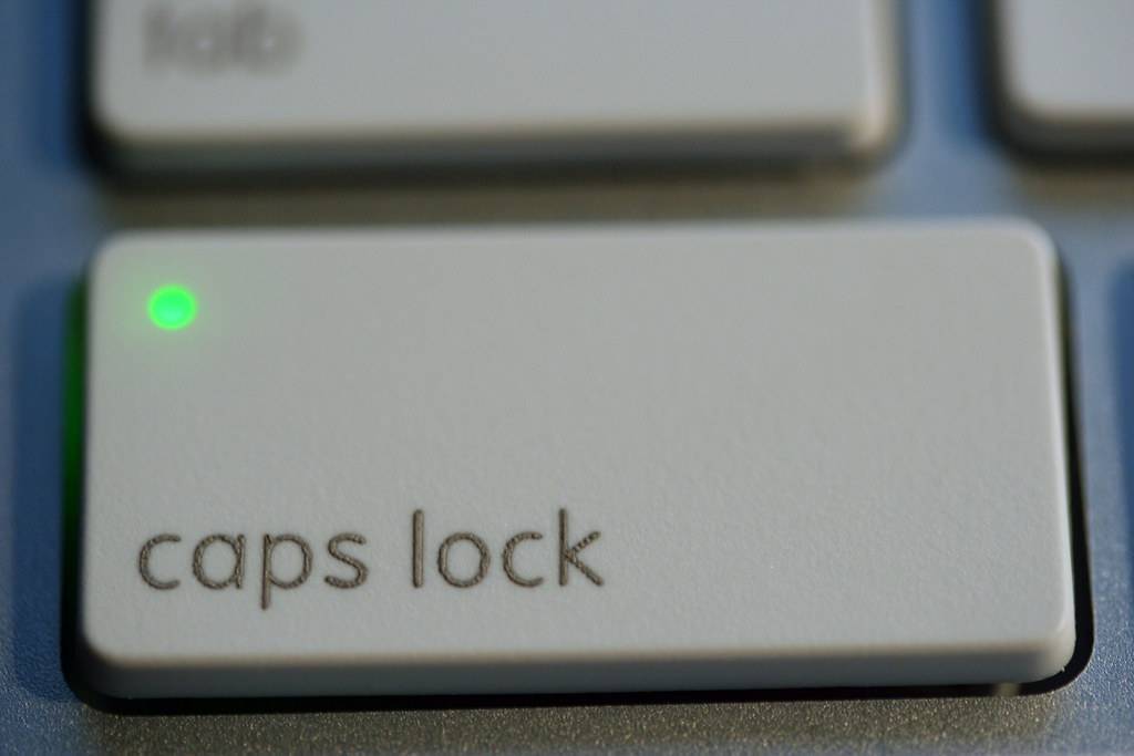 Где находится кнопка caps lock и зачем она нужна