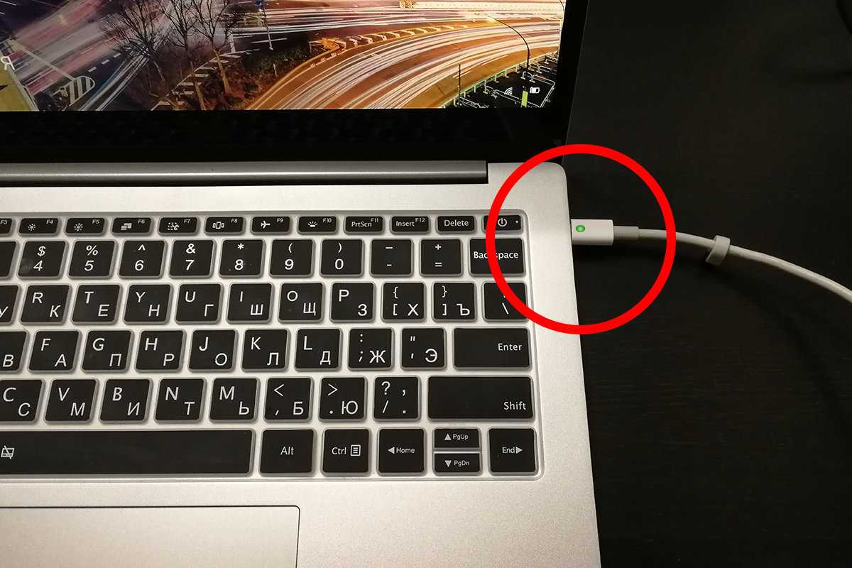 Ноутбук не работает без зарядки. Ноутбук выключенный заряжающий. Как понять что ноутбук заряжается. Как включить ноутбук с зарядкой. Ноутбук разряжается на зарядке причина.