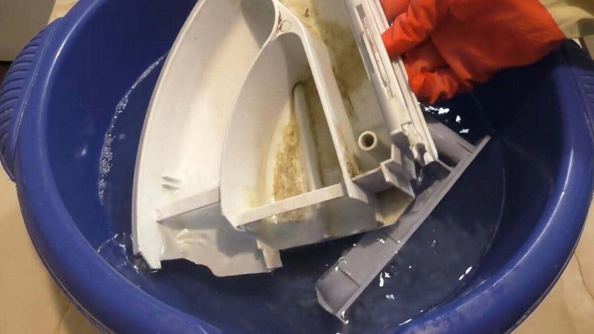 Как очистить лоток для порошка в стиральной машине?