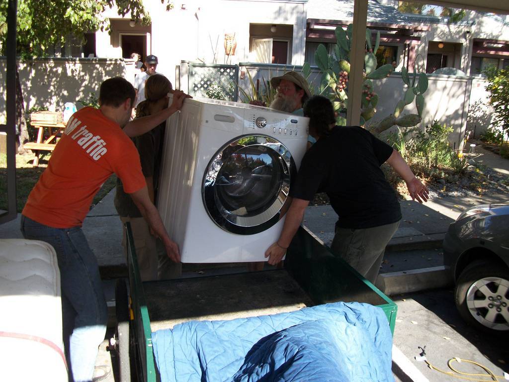 Как правильно перевозить стиральную машину: лежа, на боку, без транспортировочных болтов