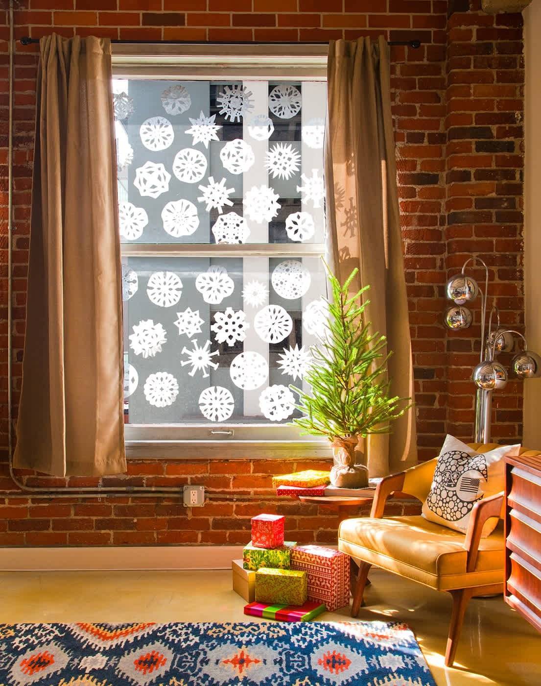 6 простых способов эффектно украсить окна к Новому году