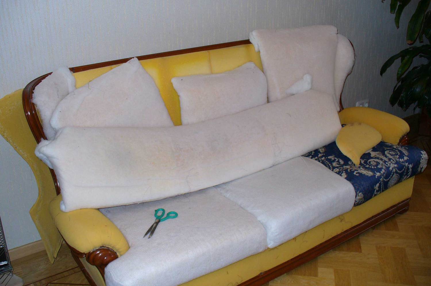 Ремонт дивана своими руками в домашних условиях: замена поролона, ремонт пружинного блока