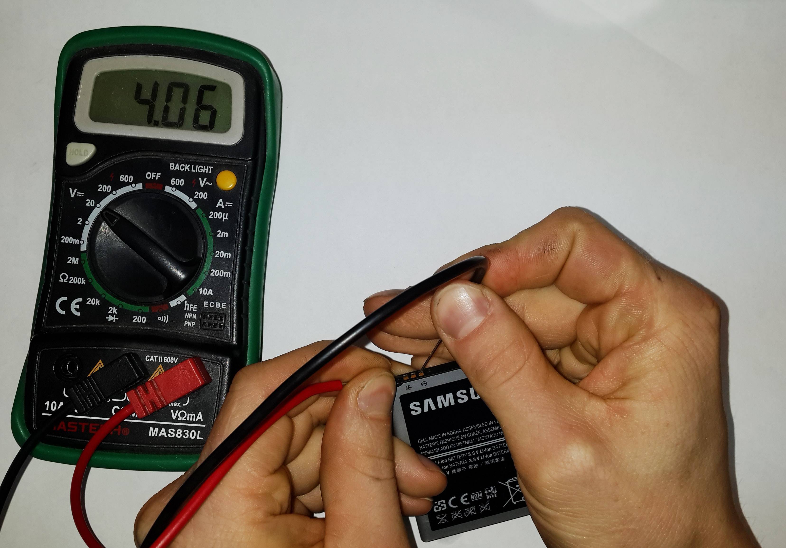 Как правильно проверить батарейку мультиметром