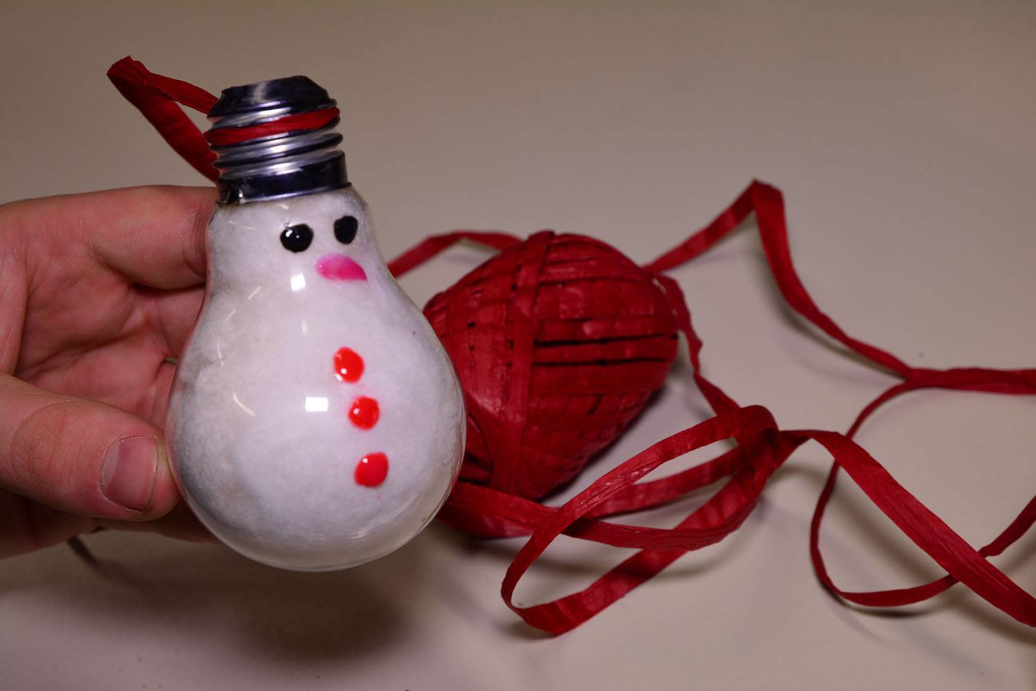 Елочные игрушки из лампочек: кладезь идей для новогоднего декора