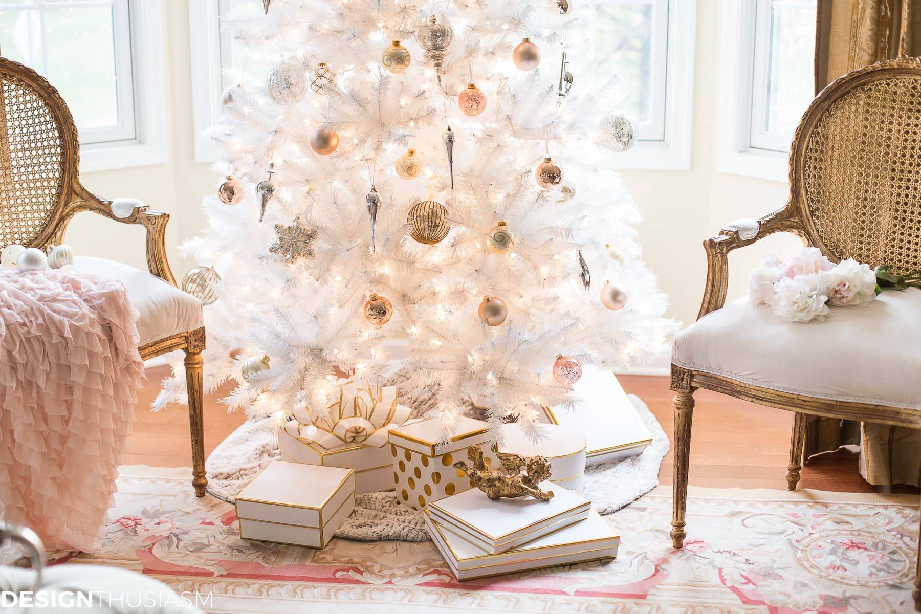 Рождество в стиле гламур: стильная белая елка в интерьере