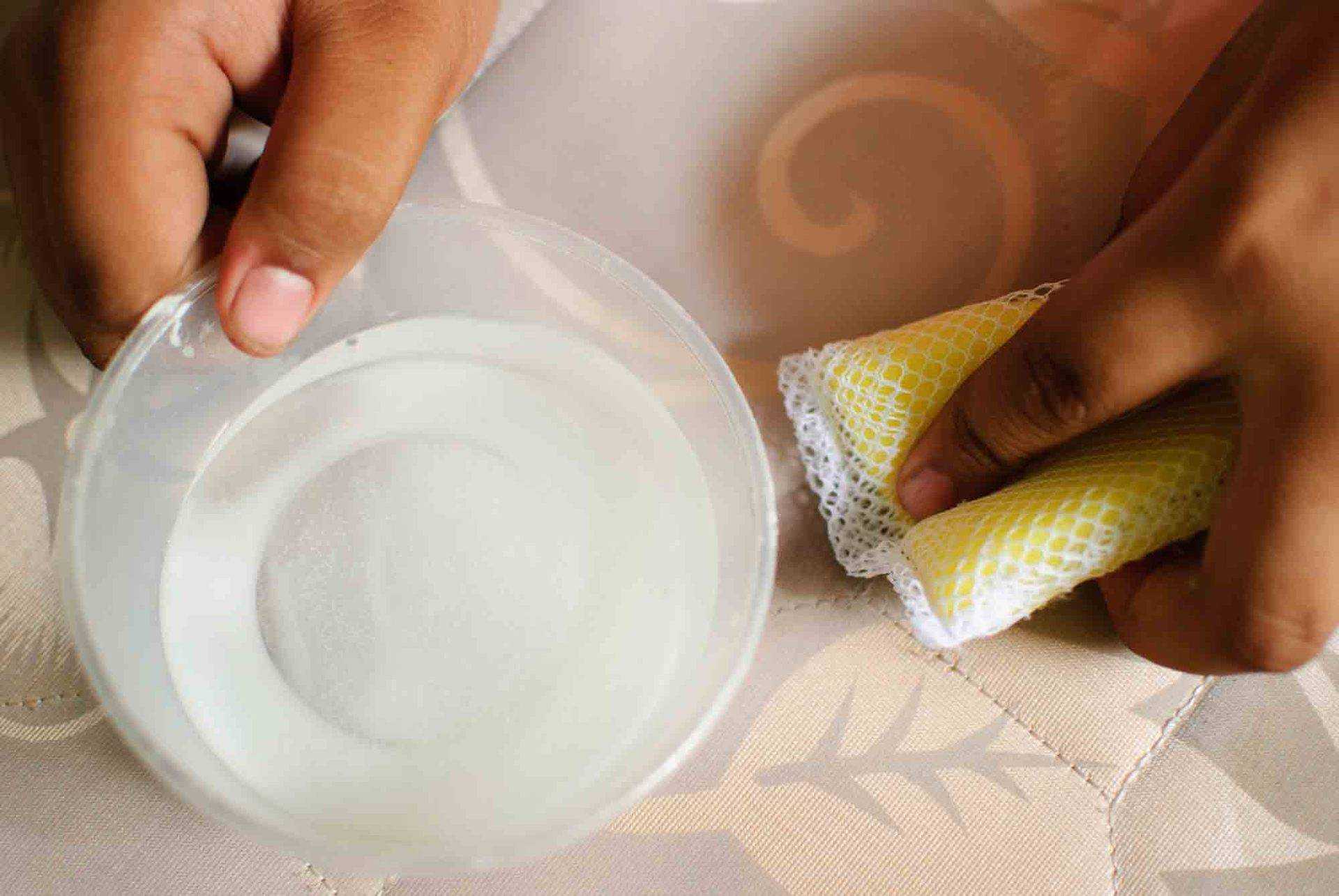 Как почистить матрас в домашних условиях от запаха и пятен?