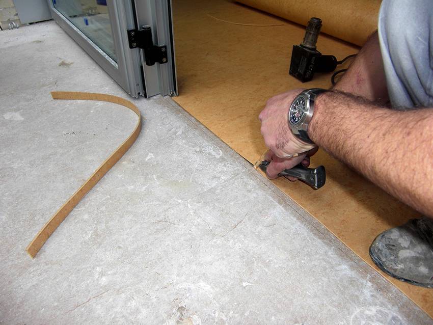 Укладка линолеума на бетонный пол: все способы + инструкции!?