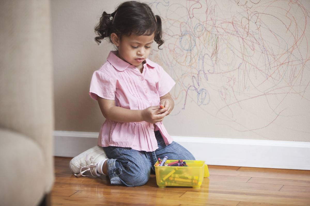 Ребенок рисует на обоях — что делать?