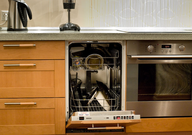 Можно ли посудомойку ставить рядом с плитой: духовым шкафом, в пенале под духовкой