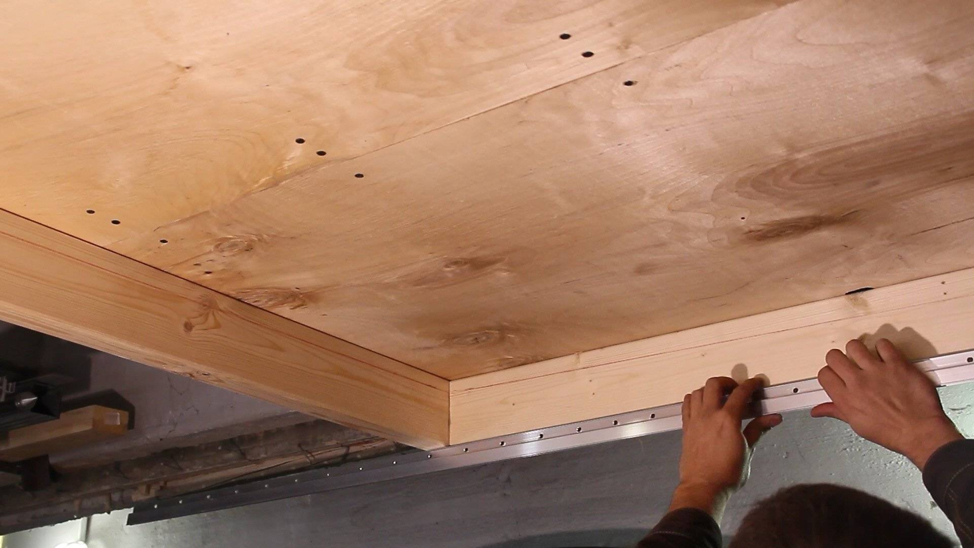 Как подшить потолок из фанеры в деревянном доме и фото отделки