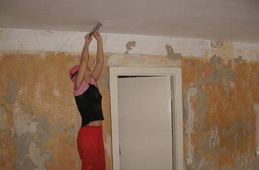 Как снять побелку с потолка быстро и без особых усилий?