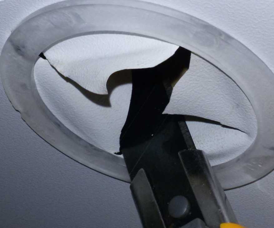 Как сделать отверстие в натяжном потолке для обвода трубы и дырку при монтаже, видео