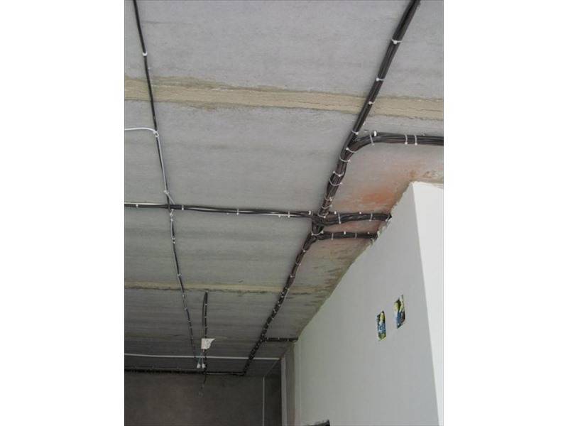 Потолочная система электроснабжения по деревянному потолку и проводка