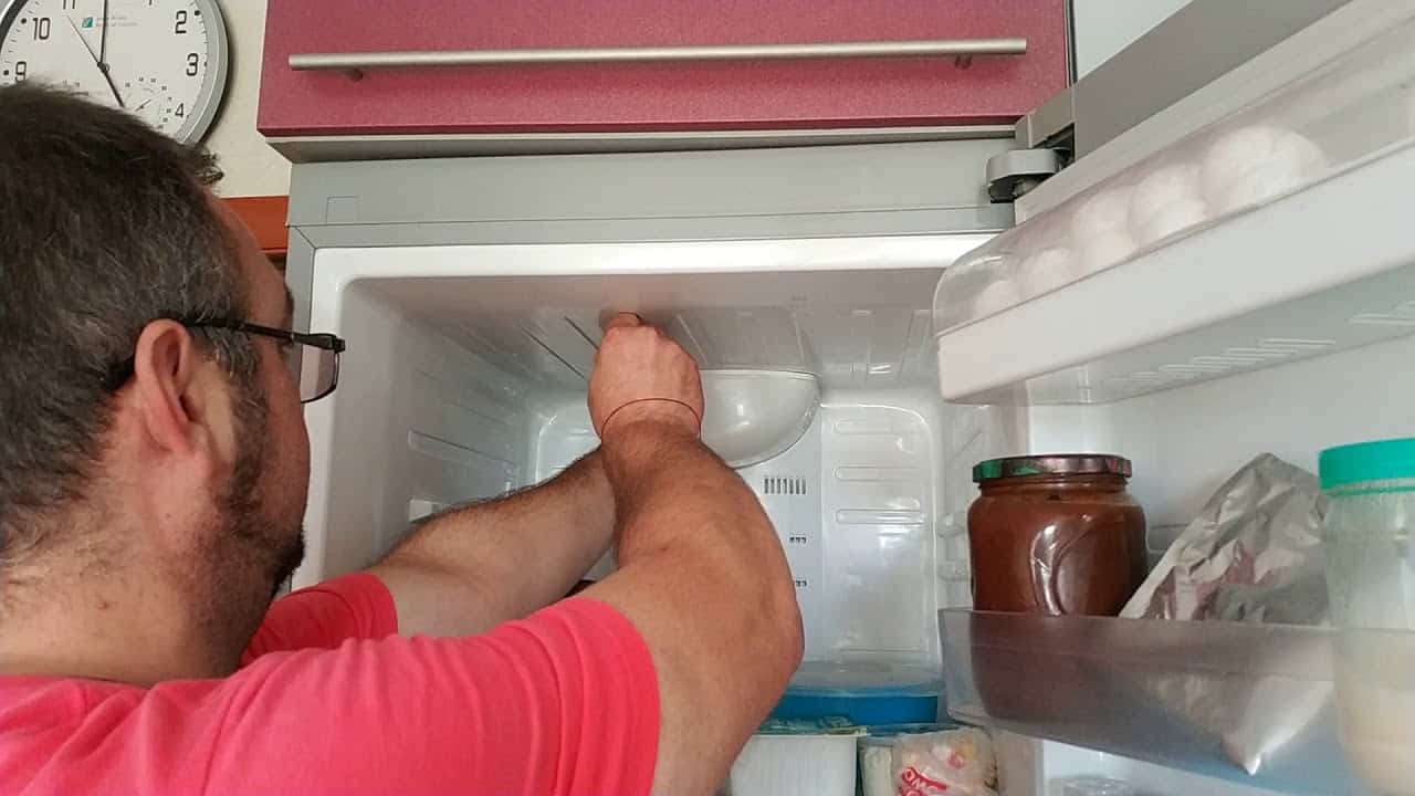 Холодильник индезит сломался выключатель света