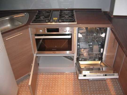 Посудомоечная машина рядом с плитой - электрической и газовой
