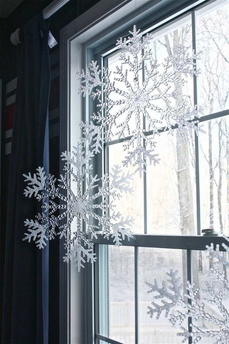 Украшаем окна к новому году 2023: снежинки, гирлянды, рисунки и декор своими руками, фото