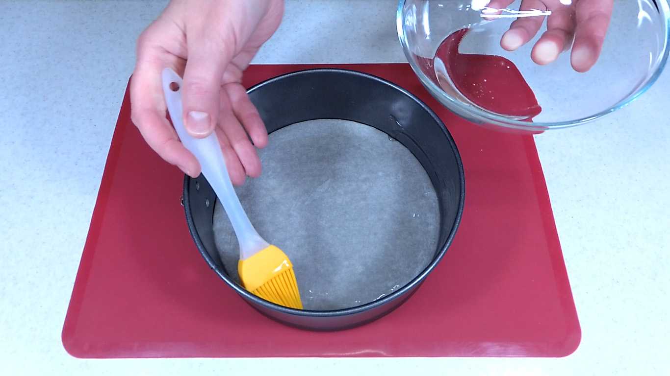 Нужно ли смазывать силиконовую форму перед выпечкой: особенности и свойства материала