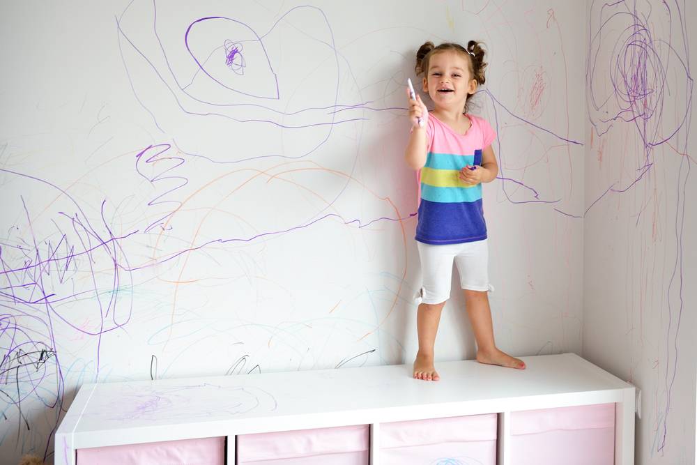 Что делать, чтобы ребёнок не рисовал на стене: практические советы