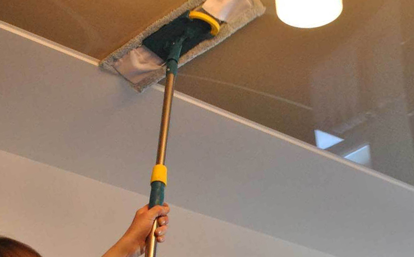Как мыть натяжные потолки и какие средства лучше использовать?