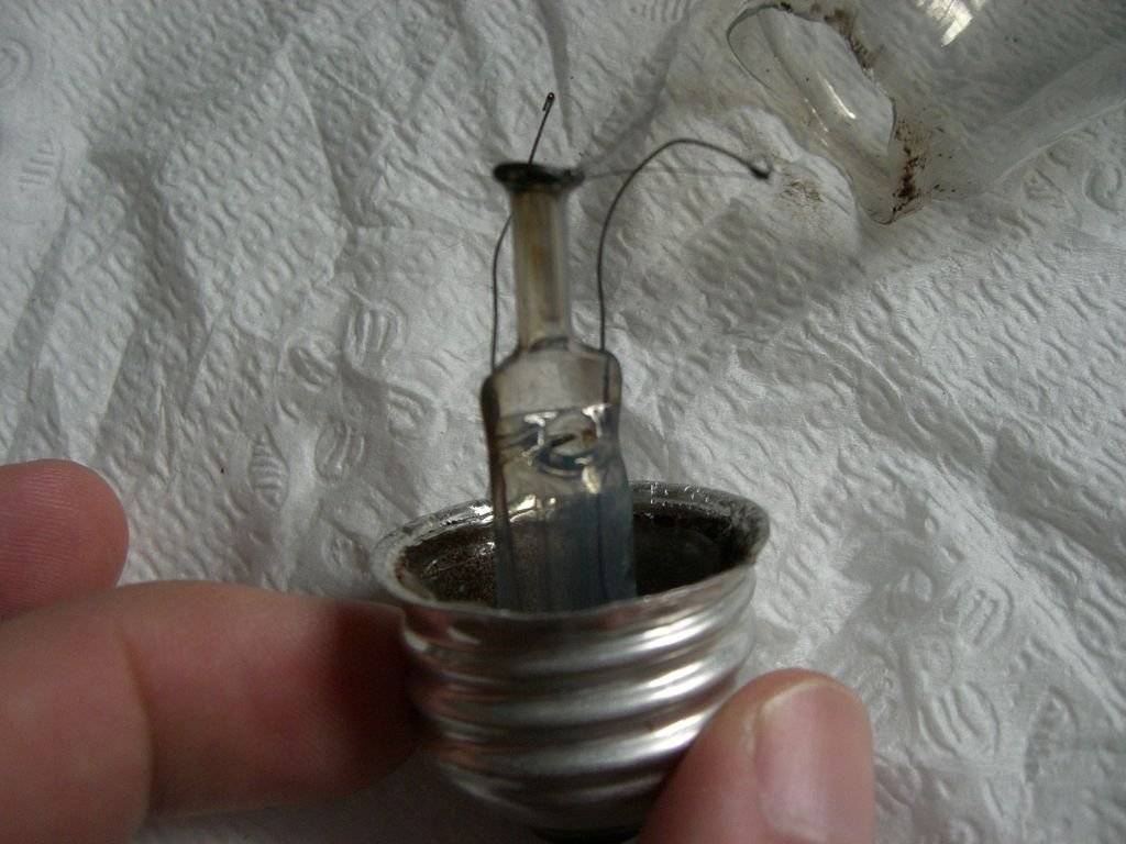 Почему взрываются лампочки в люстре при включении света в квартире: как лампы перегорают и лопаются