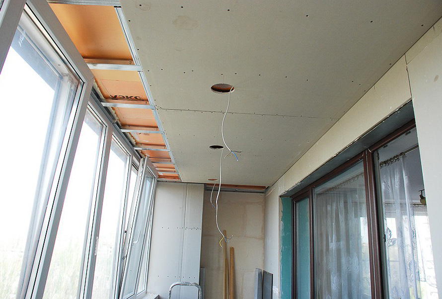 Потолки на балконе (41 фото): как и из чего сделать натяжные потолки, можно ли делать реечный из панелей