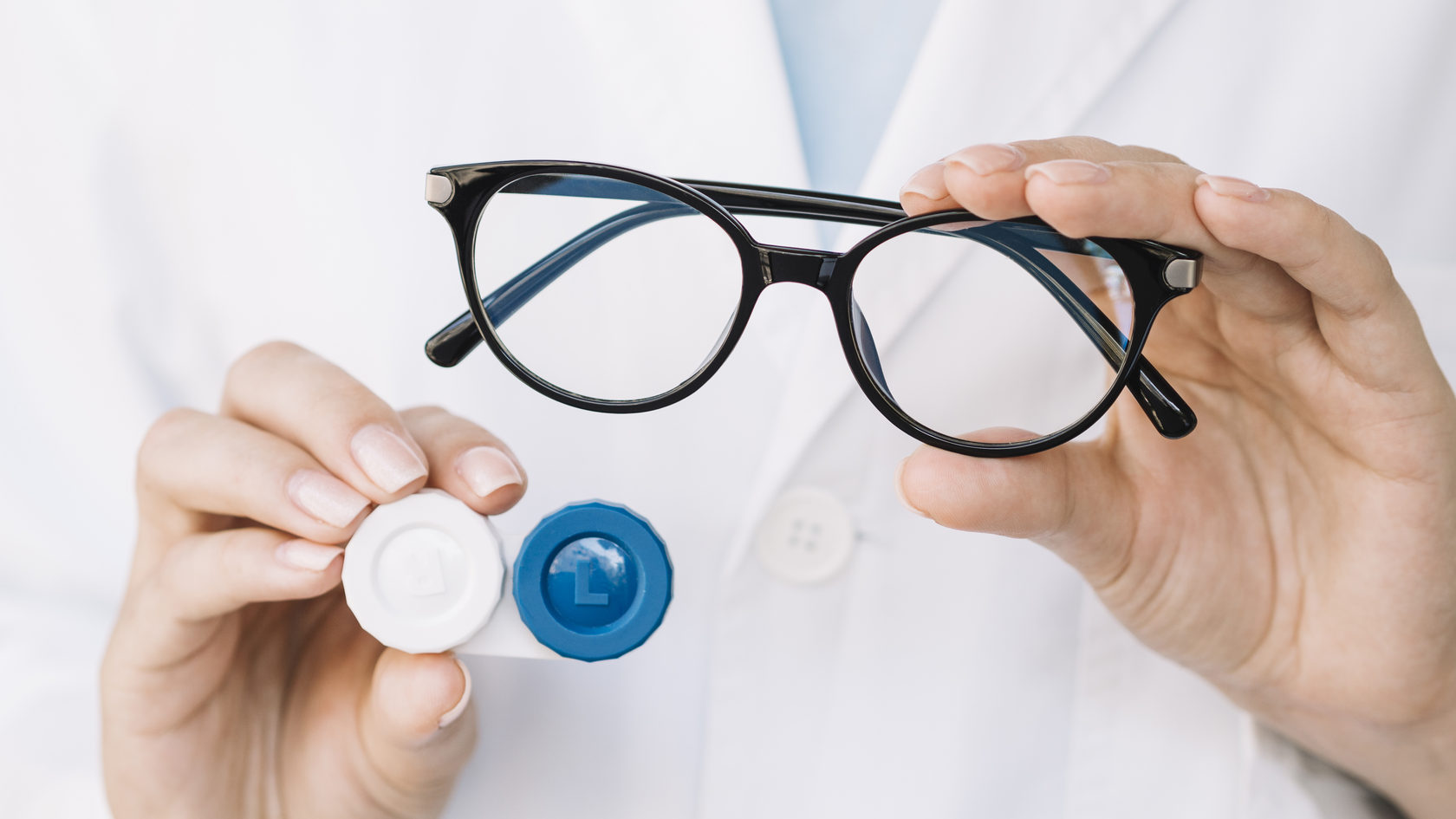 Что лучше очки или линзы для глаз при близорукости? советы врачей, плюсы и минусы