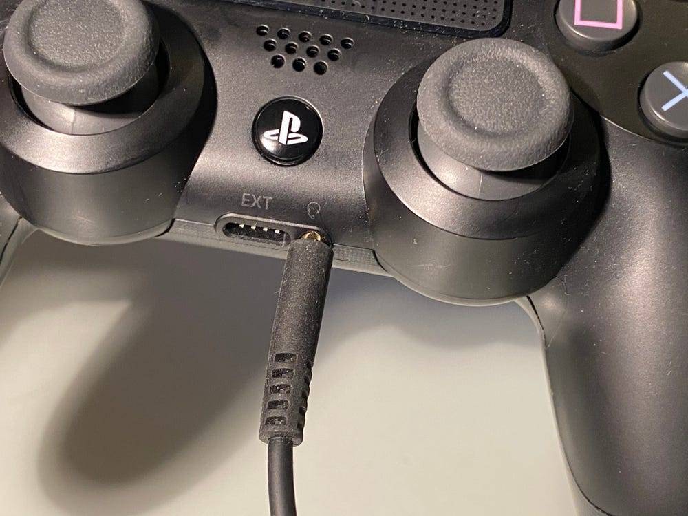 Как подключить наушники к PS4 через джойстик
