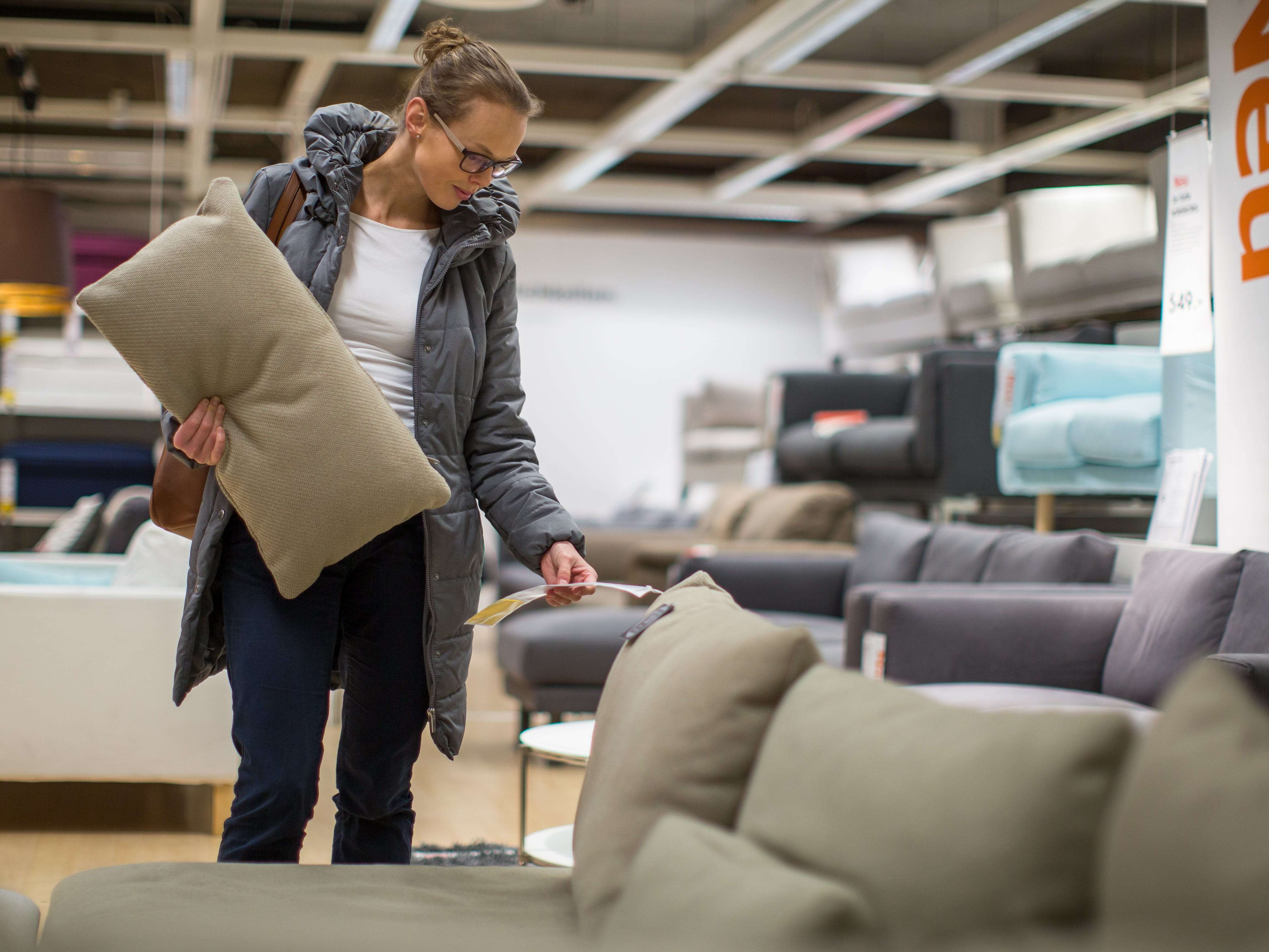 Как сдать некачественную мебель в магазин