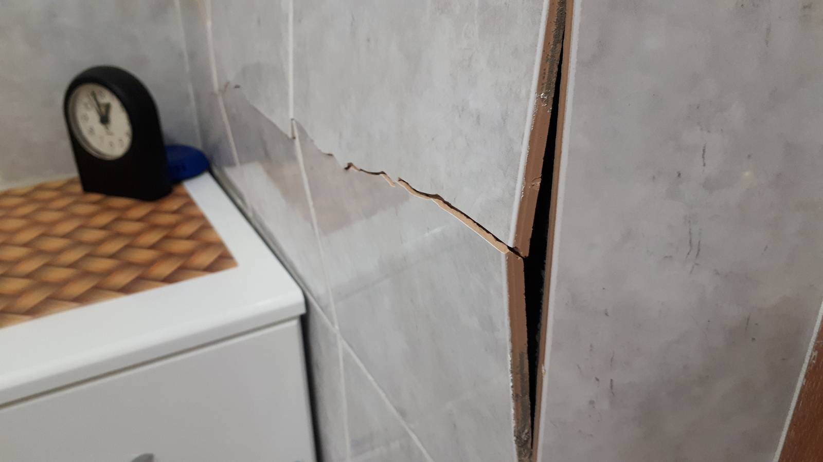 Чем и как как приклеить отвалившуюся кафельную плитку на стене?