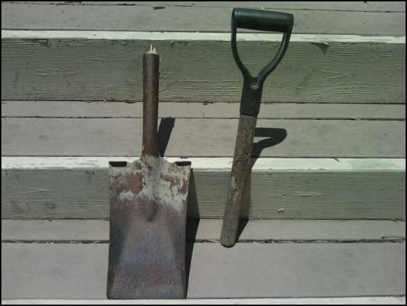 Сосед по даче поменялся в лице, увидев какое приспособление сделал муж из старых поломанных лопат