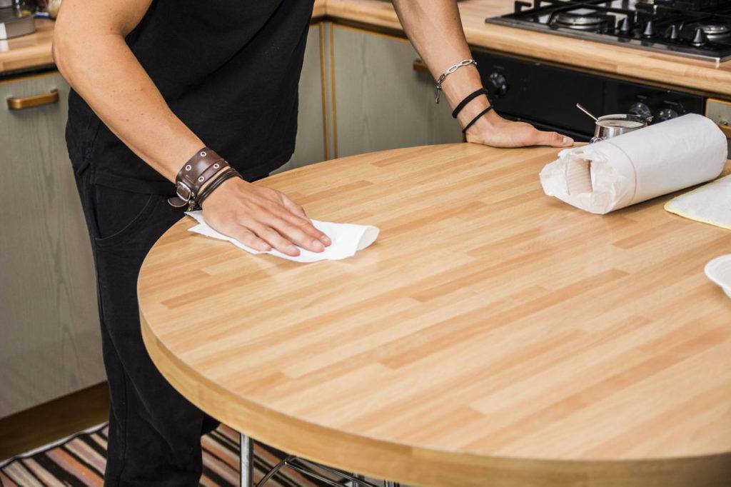 Почему нельзя вытирать стол бумагой, салфеткой – приметы и суеверия