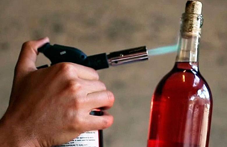 Как открыть бутылку вина без штопора: различные способы по ситуации