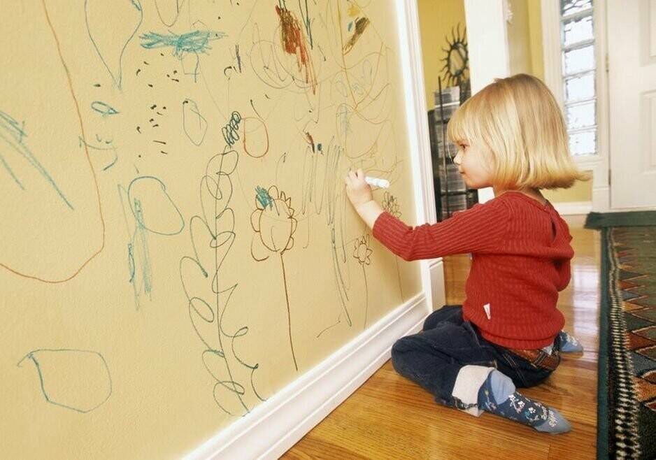 Ребёнок рисует на обоях: простые способы исправить ситуацию