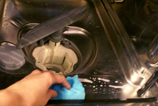 Посудомоечная машина не сливает воду – что делать?