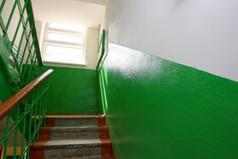 Покраска лестницы в подъезде санитарные нормы. краска для подъездов – как выбрать правильный состав