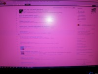 Изображение на экране ноутбука с красным (розовым) оттенком