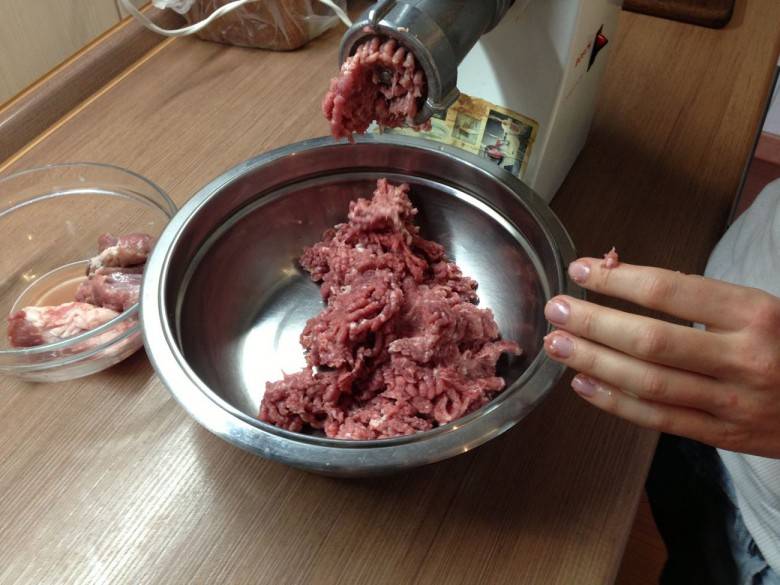 Мясорубка превращает мясо в кашу