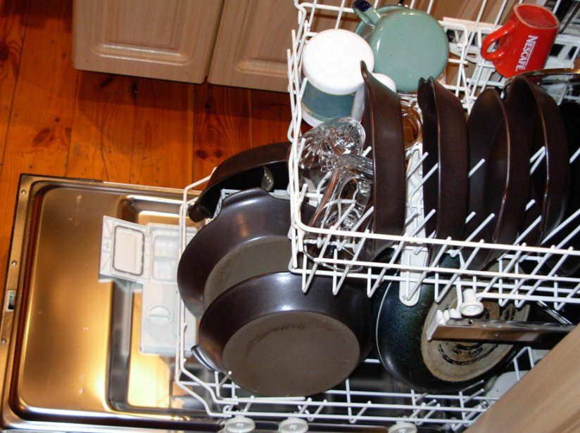 Можно мыть сковороду в посудомойке. Кастрюля в посудомоечной машине. Посудомойка для кастрюль и сковородок. Сковородка в посудомоечной машине. Загрузка сковородок в посудомоечную машину.