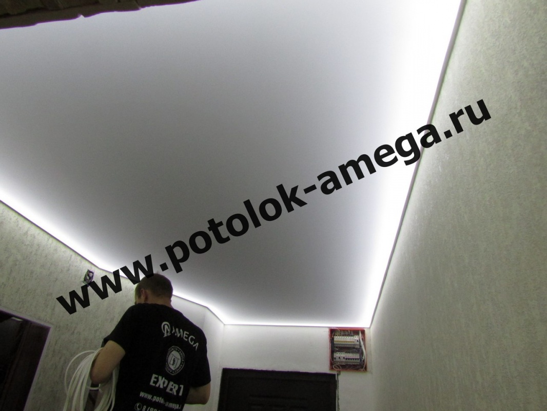 Теневой натяжной потолок с подсветкой по периметру
