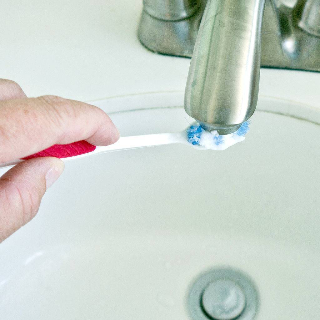 Как почистить краны в ванной до блеска: проверенные средства